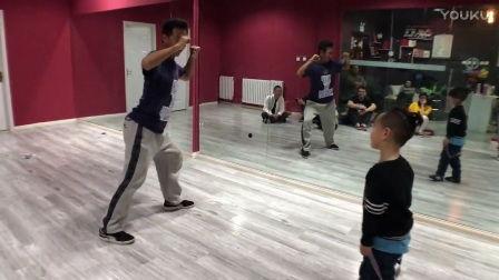 成人简单街舞表演教学视频,跟随街舞教学视频,解锁简单舞步魅力