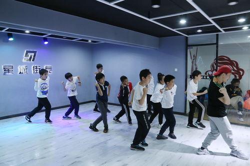 成人街舞视频动作,跟随热门视频解锁舞蹈技巧